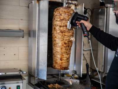 � il doner kebab (�kebab che gira�), che rotea sull�asse del girarrosto per abbrustolirsi e intenerirsi, per poi essere tagliato a fettine con un coltello elettrico
